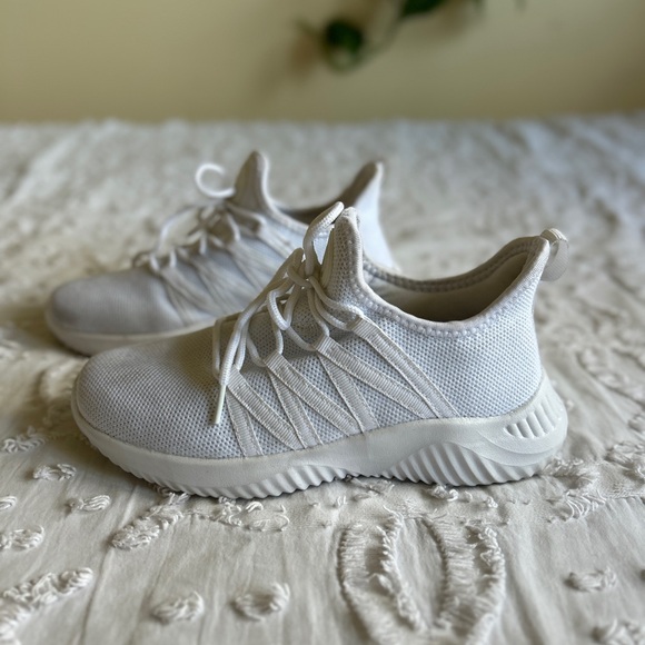 Feethit Size 6 White Women’s Slip On Running Shoes Non Slip - Picture 1 of 12